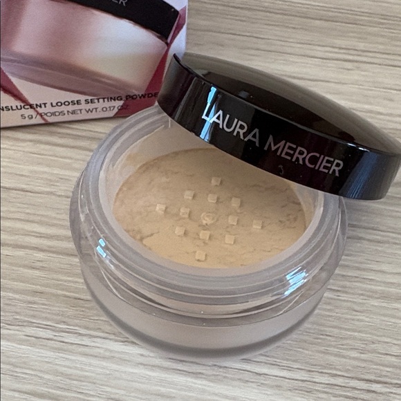 Laura Mercier Translucent Loose Setting Powder - Picture 4 of 6